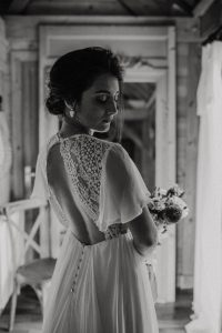 aurelie porte une robe de mariée dos nu créer sur mesure à Nantes