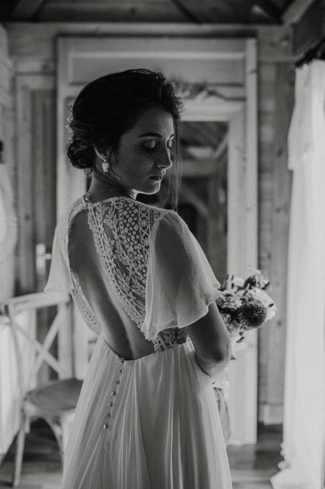 aurelie porte une robe de mariée dos nu créer sur mesure à Nantes