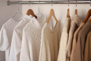 Nombre idéal de pièces pour une garde-robe écoresponsable : 30 à 40 articles essentiels